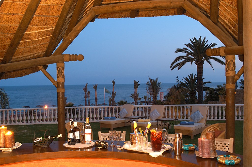 Una bonita tarde en una magnífica villa frente al mar en Marbella. MPV2056